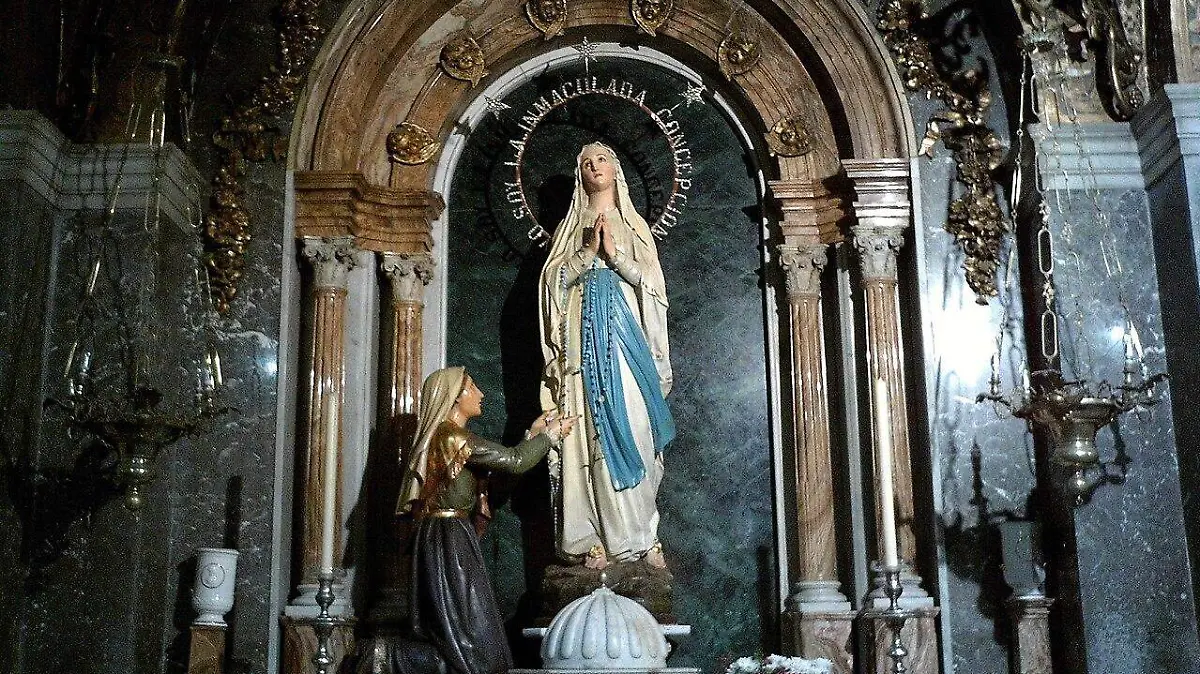 Una guía sencilla para acompañar a los fieles en la oración diaria de la Novena a la Virgen de Lourdes