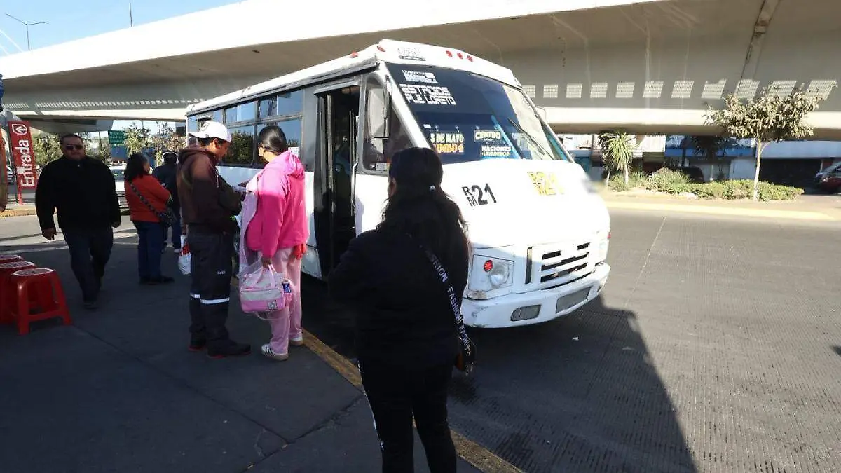 unidad de transporte publico detenida en parada vehicular