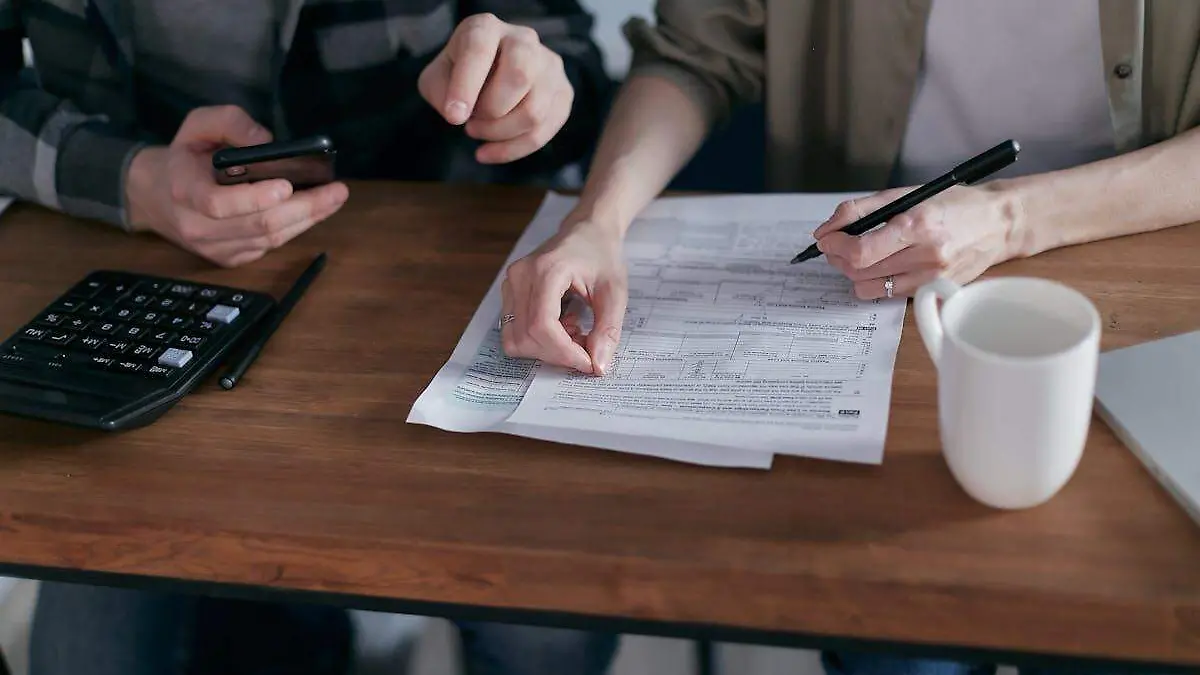 Pareja revisa sus finanzas en conjuunto