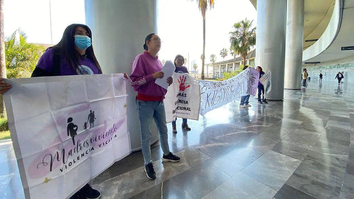 En respaldo a Alejandra, integrantes de la colectiva Madres por el Derecho al Cuidado y una Vida Libre de Violencia se manifestaron