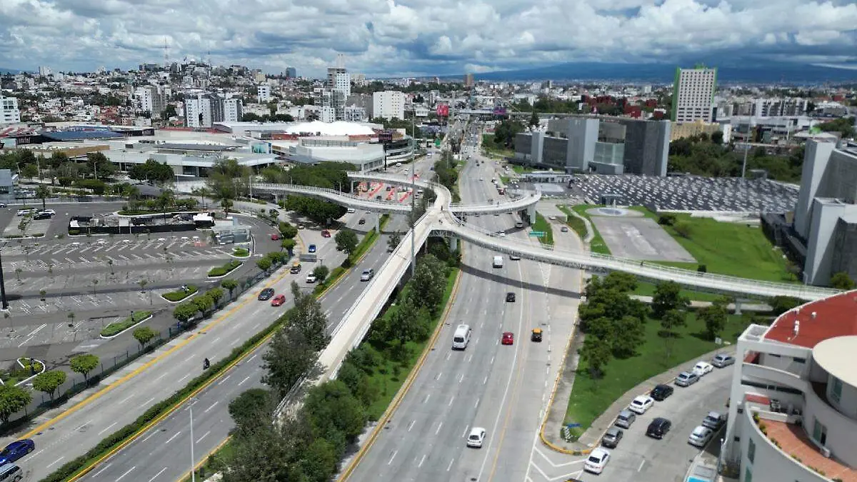 cruce vial en la zona de Angelopolis y la Via Atlixcayotl