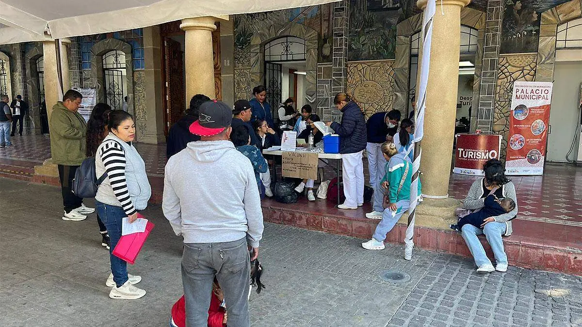 Por parte del sector salud se informó que, por el momento, se mantienen reservas mínimas de dosis