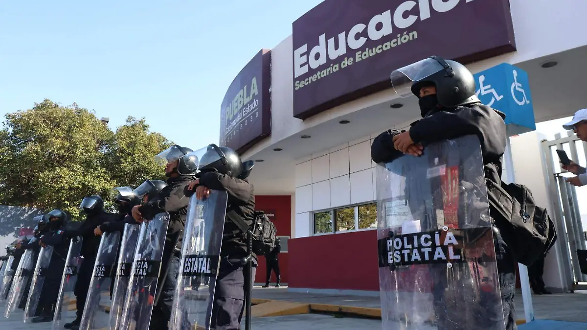 Docentes se manifiestan afuera de la SEP para pedir plazas.
