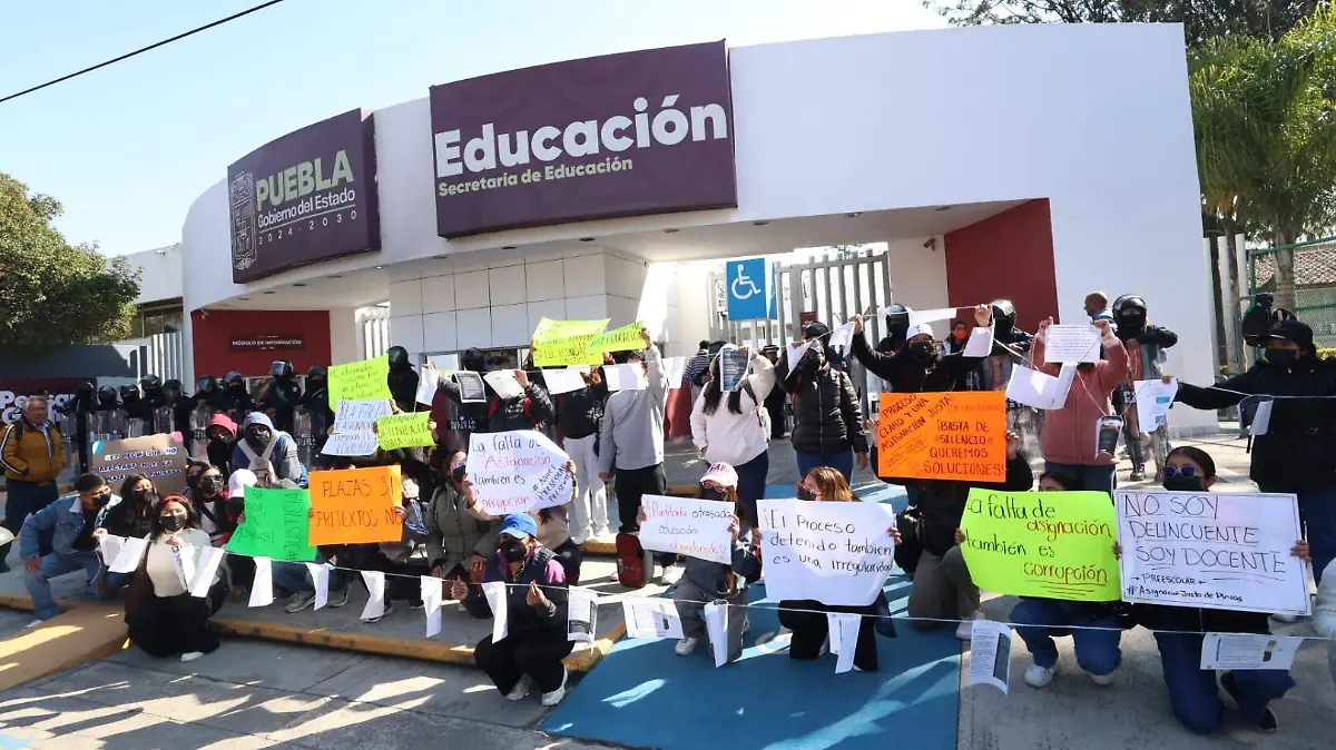 Docentes se manifiestan afuera de la SEP para pedir plazas.