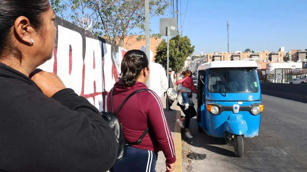 En estas unidades de espacio reducido, actualmente se trasladan de tres a cuatro personas por viaje
