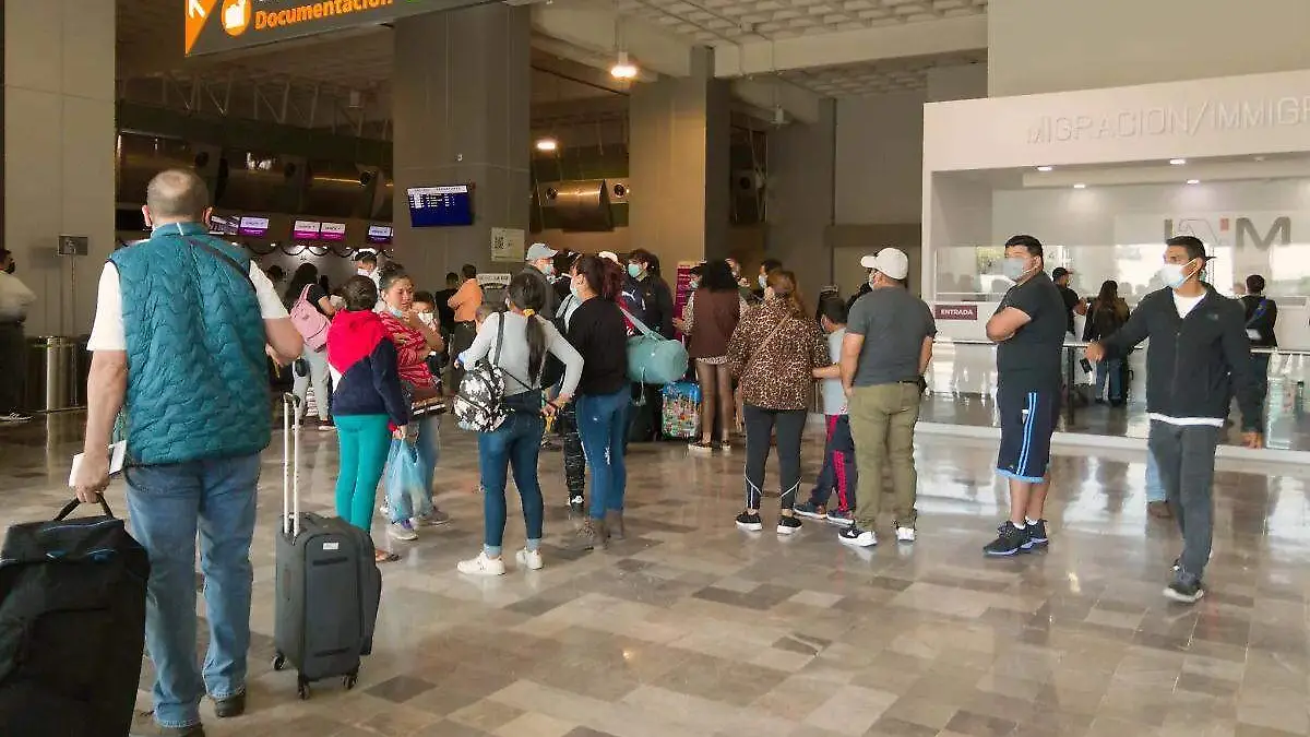 personas en un aeropuerto