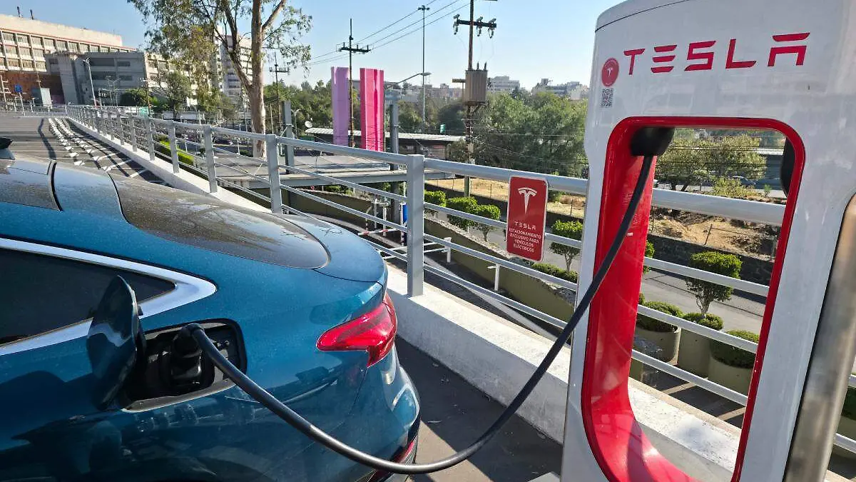 Auto de Audi cargando en dispositivo Tesla