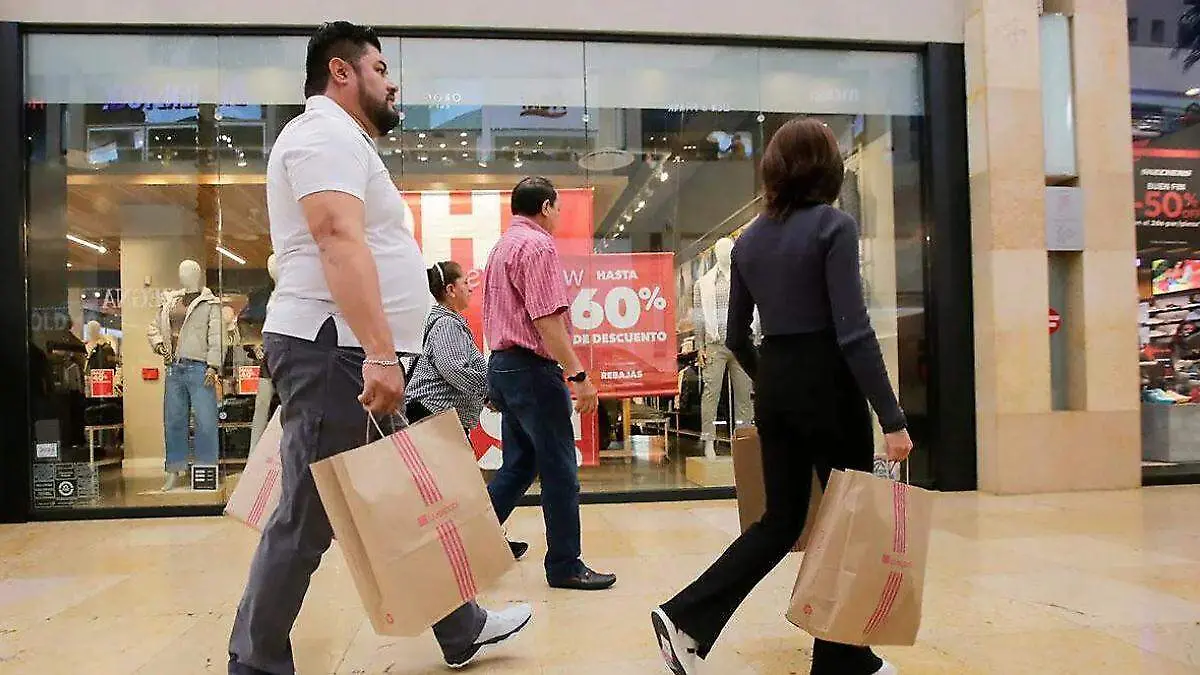 personas paseando con bolsas de compras en centro comercial