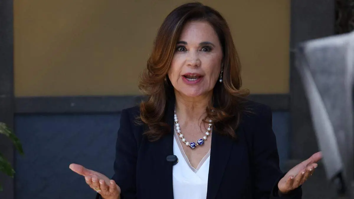 Blanca Alcala en conferencia de prensa