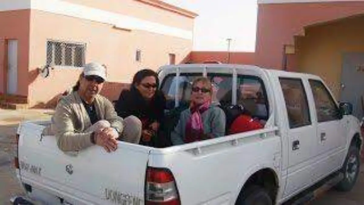 Aunque es una práctica común en varias regiones del país, viajar en la batea de una pickup no solo es peligroso, sino que también está penado por la ley.