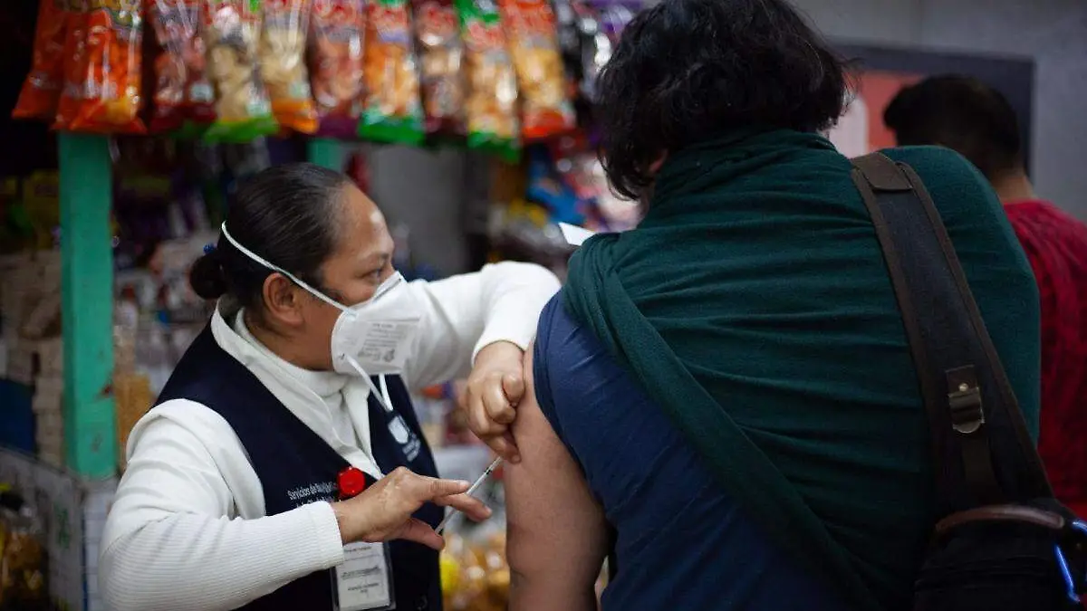 Persona recibiendo la vacuna contra la sarampion