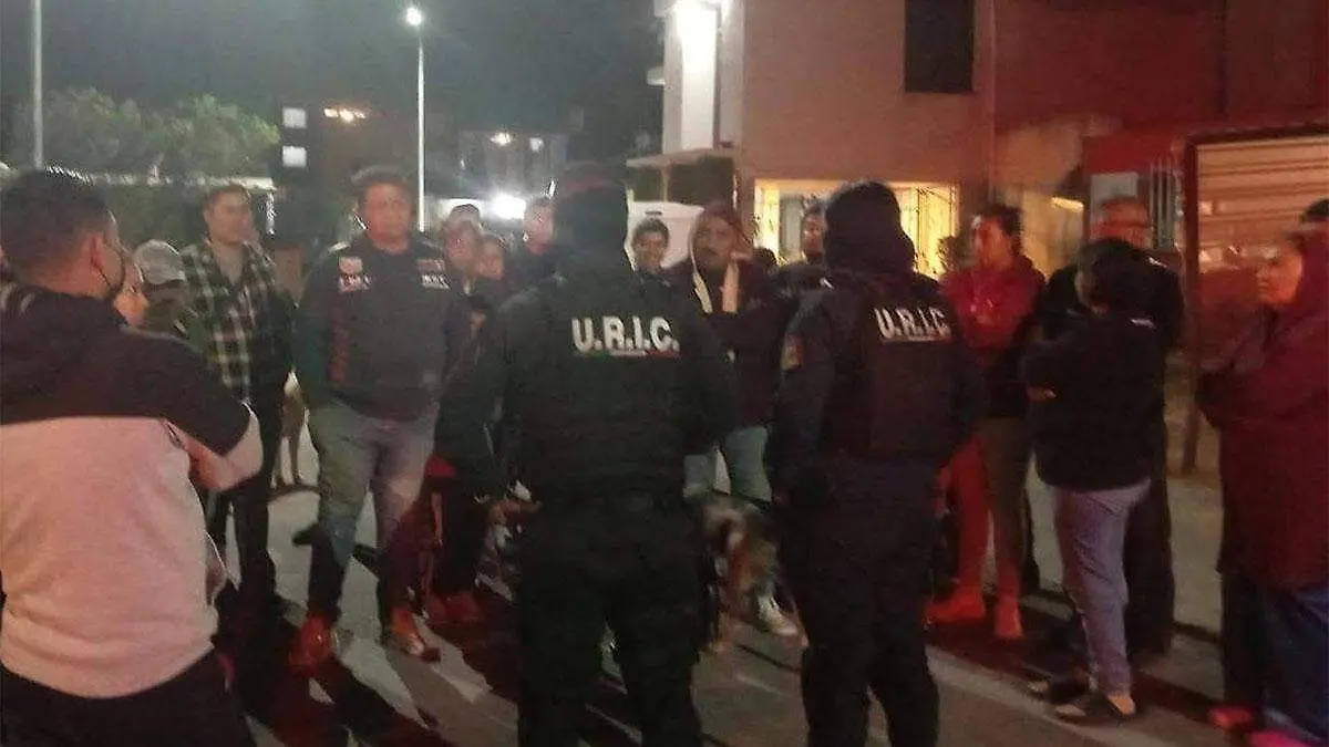 Los policías se acercaron y mediante protocolos de mediación y diálogo solicitaron a los ocupantes que acreditaran su legal posesión