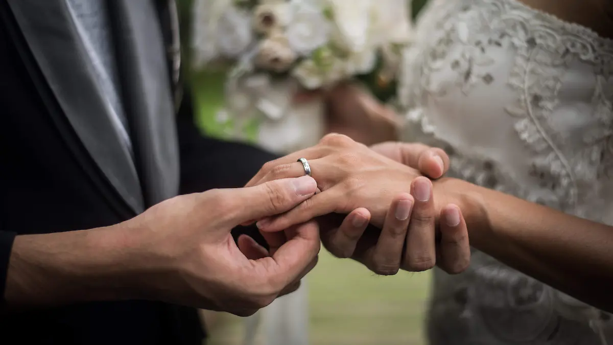 Antes de apartar el salón o elegir el vestido, es clave definir cuánto pueden gastar sin endeudarse y dejar un margen para imprevistos.