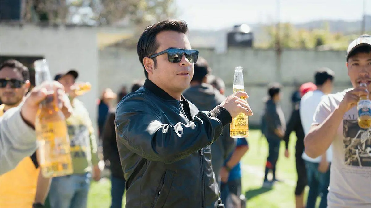 La publicación incluye fotografías donde adultos sostienen botellas de cerveza mientras hay niños en el mismo espacio