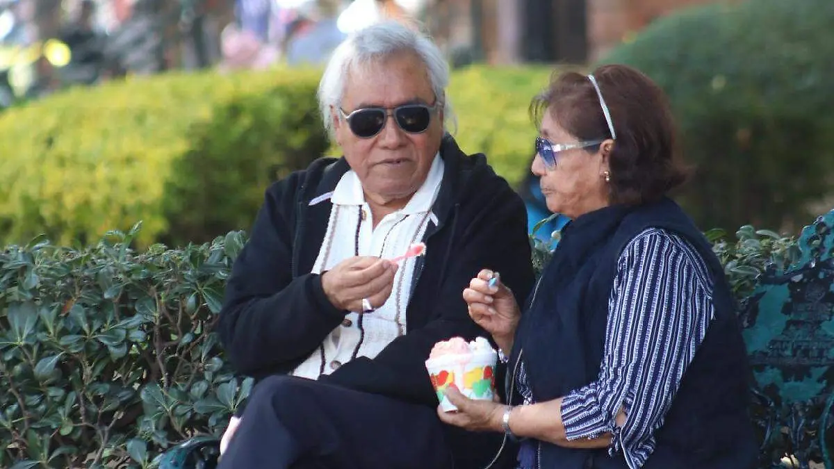 adultos en un parque 1