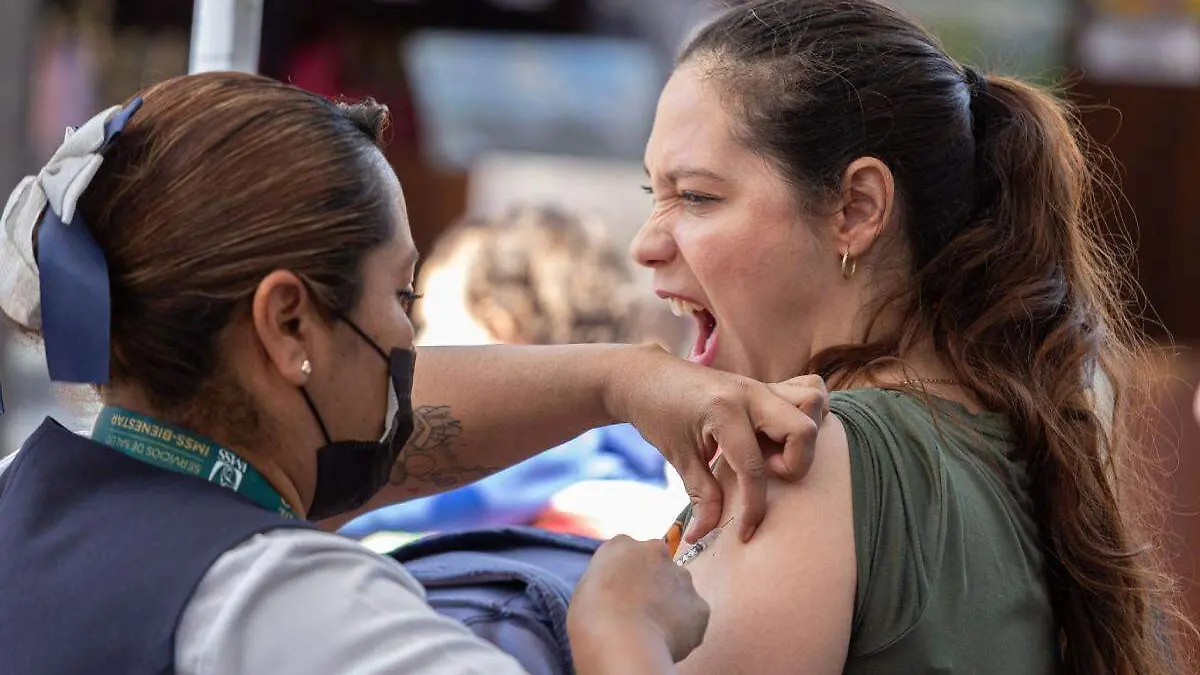 Vacunacion contra el sarampion, joven recibe vacunacion contra sarampion