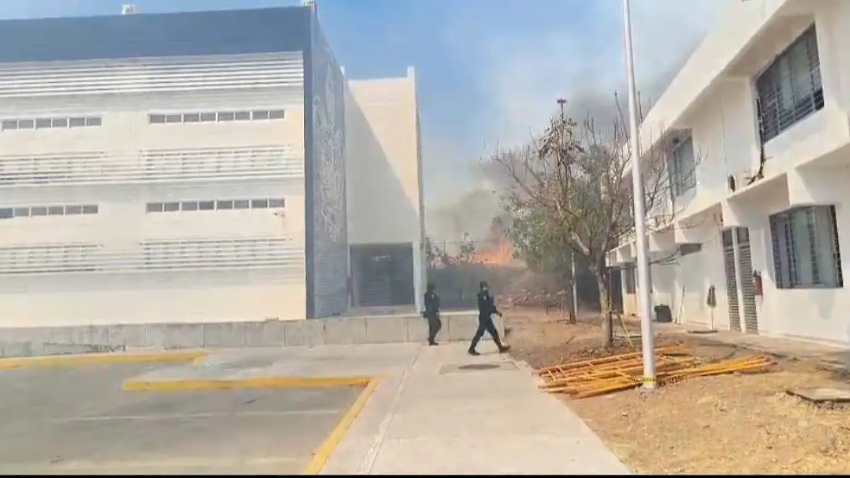Un incendio de pastizales cercano a la BUAP en Chiautla generó momentos de tensión