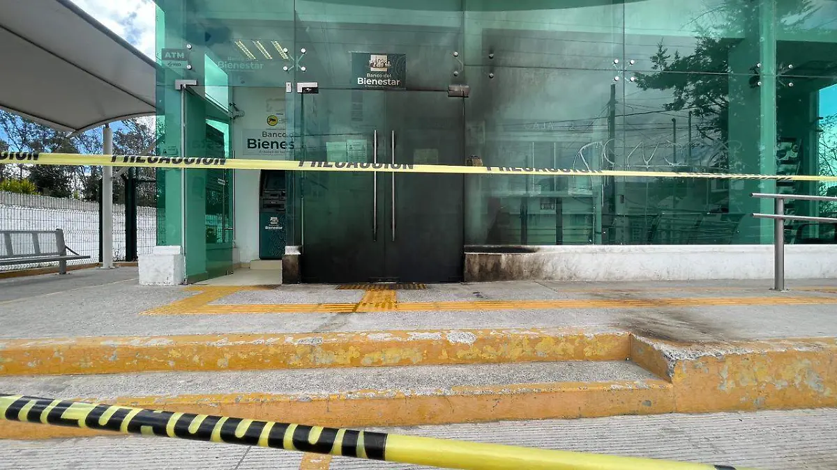 Arde banco del bienestar en Puebla