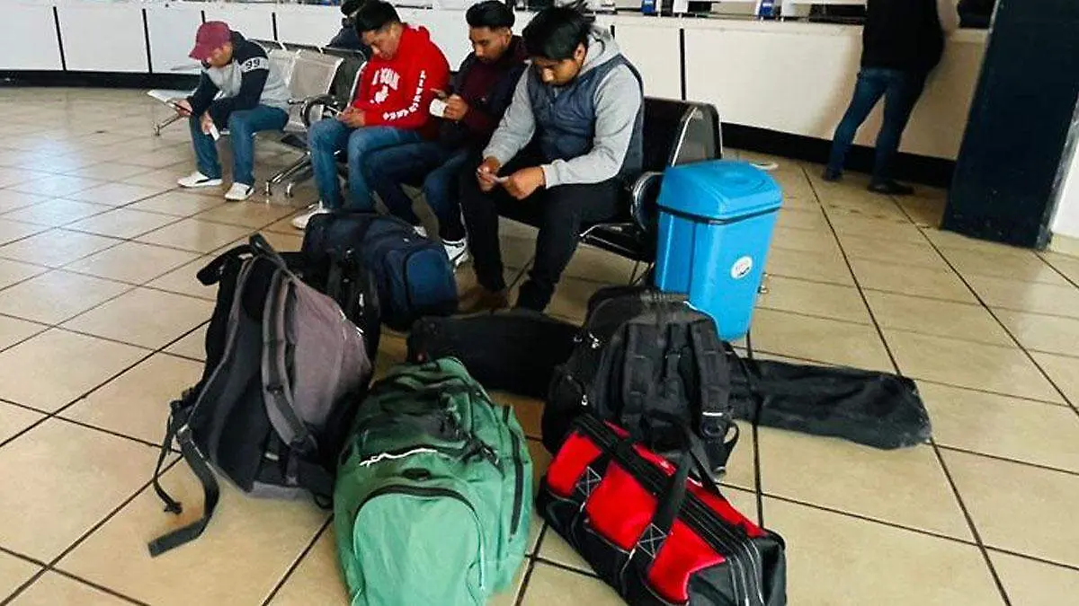 viajeros se quedan con sus maletas esperando vuelo