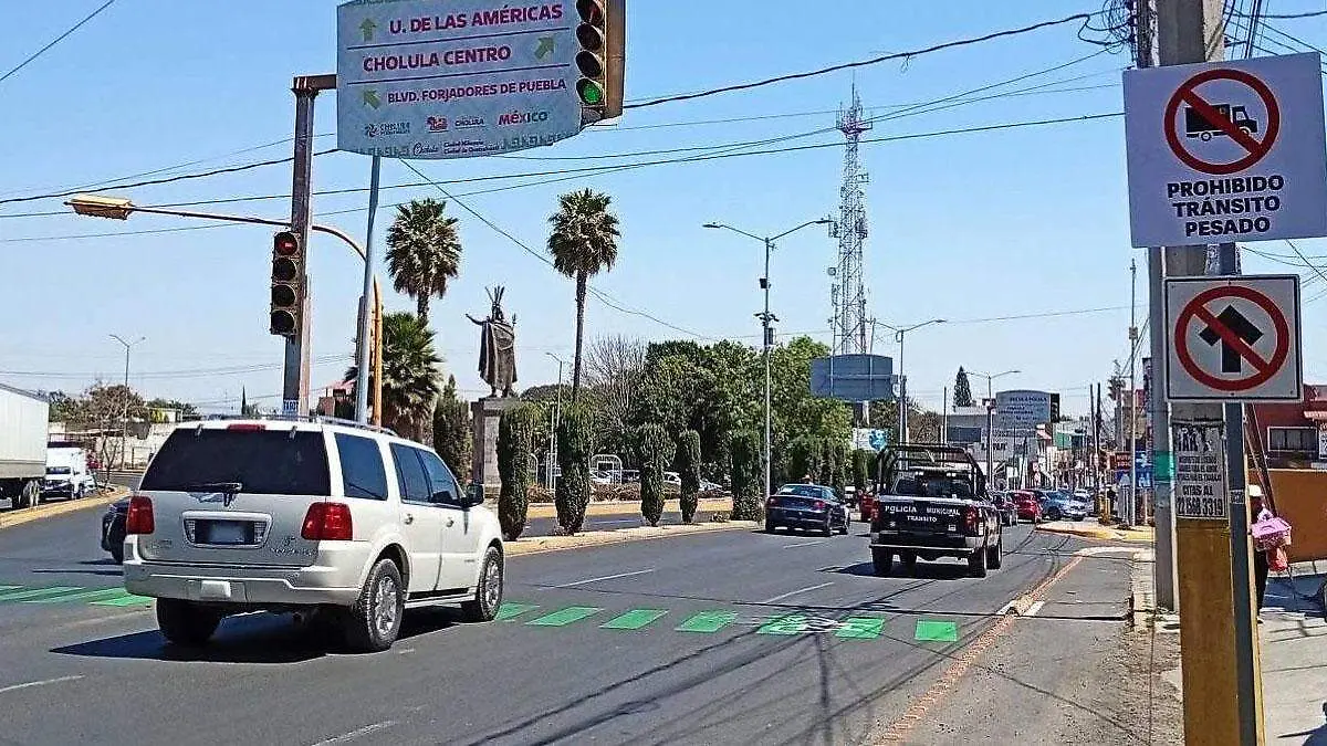 Prohiben paso de tránsito pesado en calle 12 oriente de Cholula 