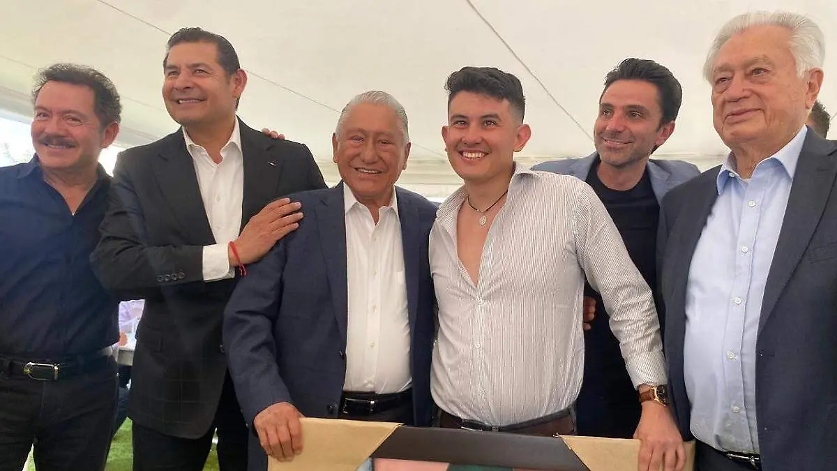 Cumpleaños de Bartlett junta a Armenta y Mier