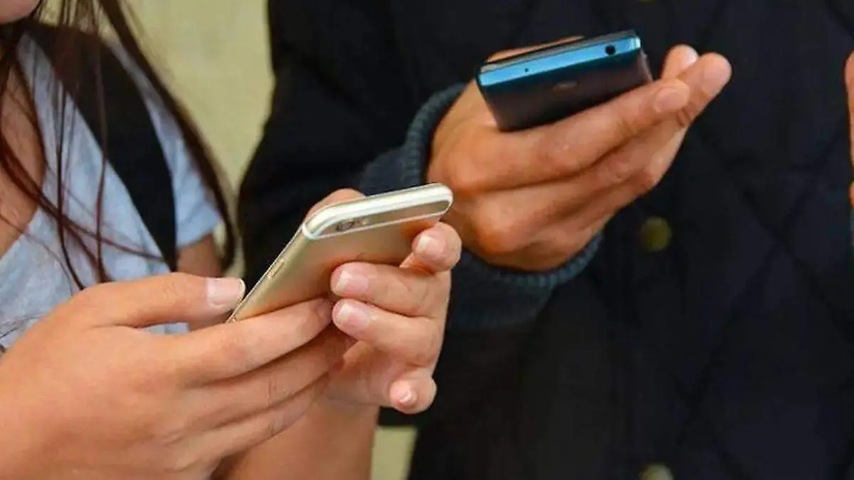 personas observando su telefono movil