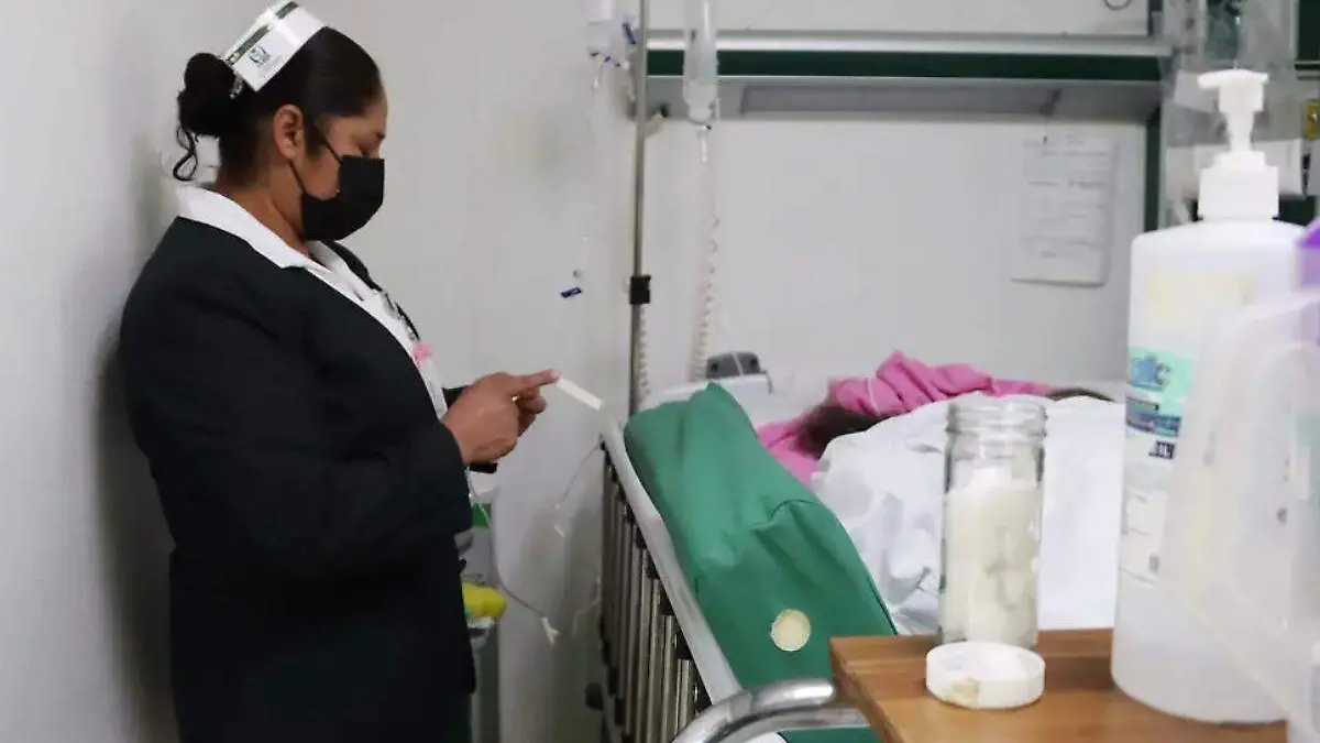 enfermera atendiendo a paciente en el IMSS