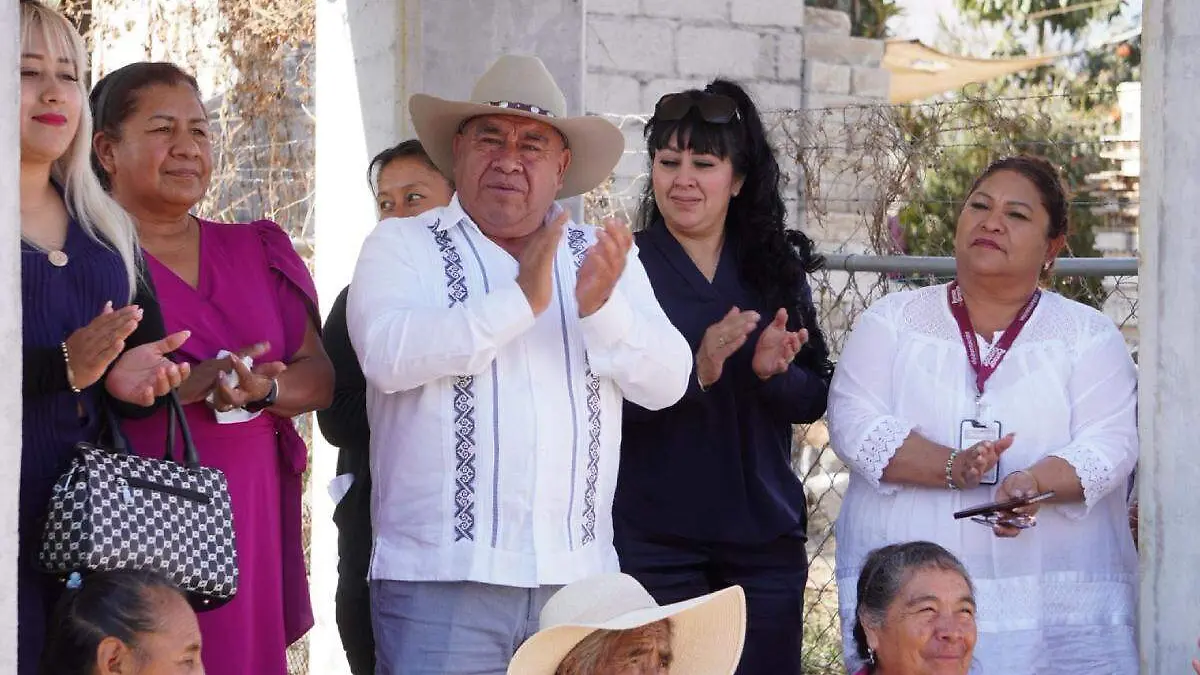 Severiano de la Rosa en entrega de casas Amozoc1
