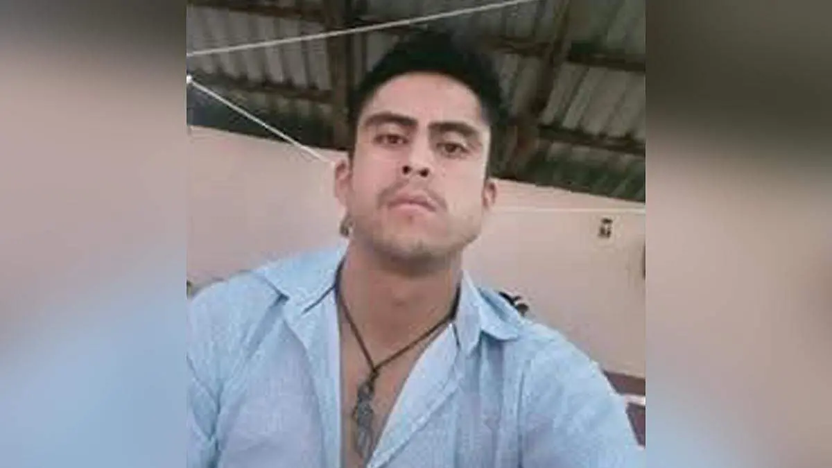 Jesús David mide 1.80 metros de estatura, es de complexión delgada y tez morena clara