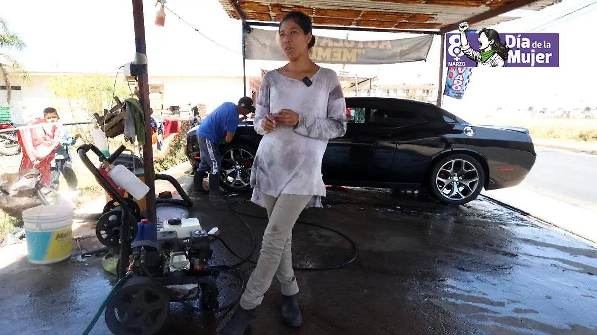 8M Jacqueline Estefanía, lava autos en puebla