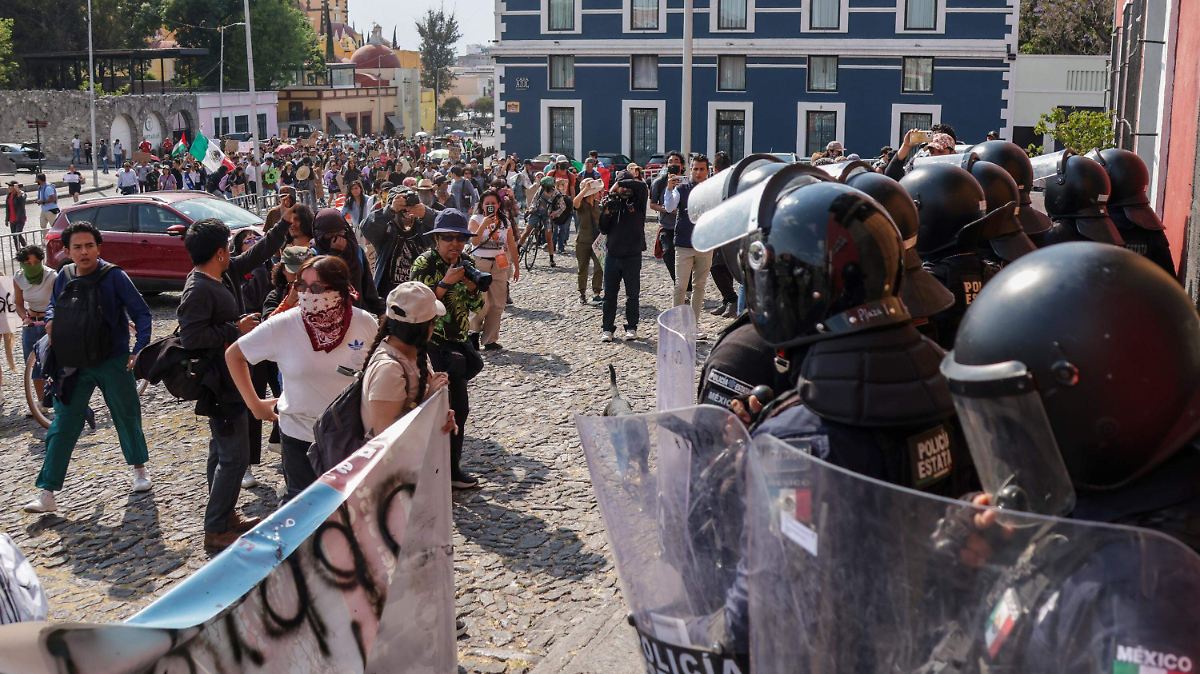 Alumnos de la BUAP marchan contra el proyecto del Cablebús en Puebla