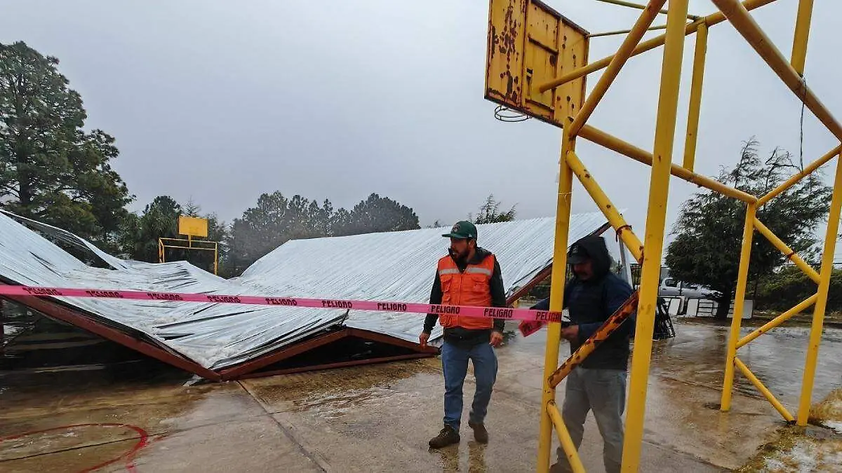 Protección Civil municipal atendió la caída de la techumbre en una escuela de Vista Hermosa