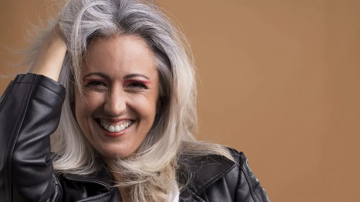 Un estudio científico encontró que las canas no siempre son definitivas