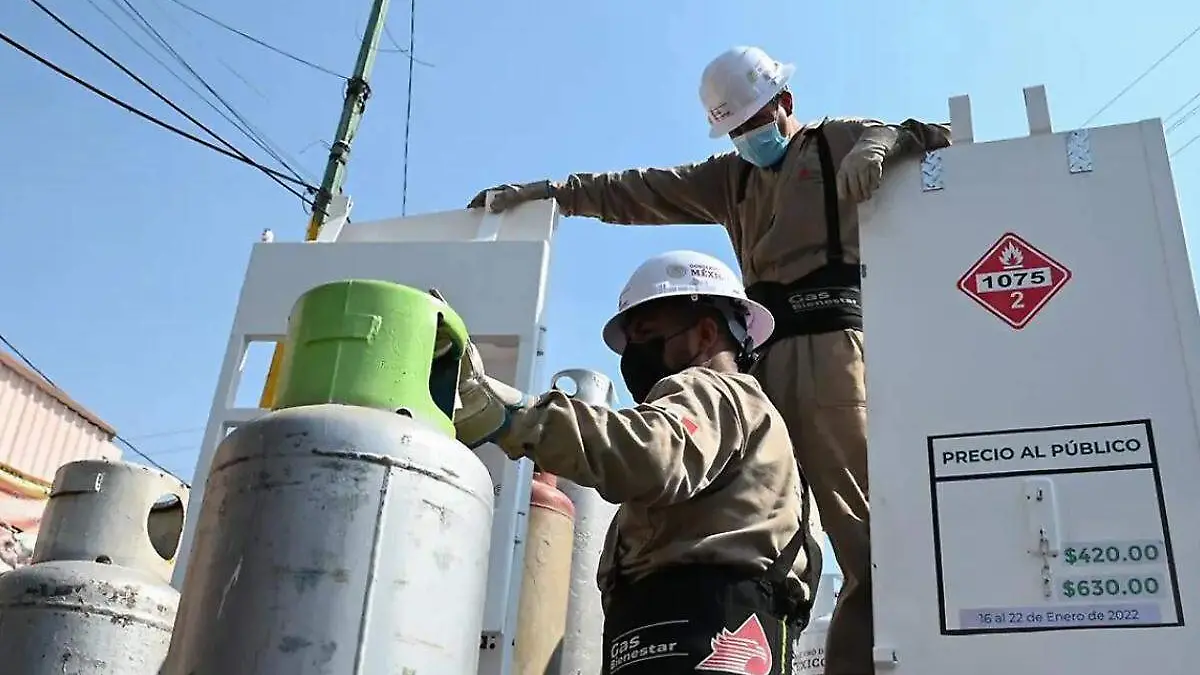 tanque de gas, trabajadores con tanques de gas