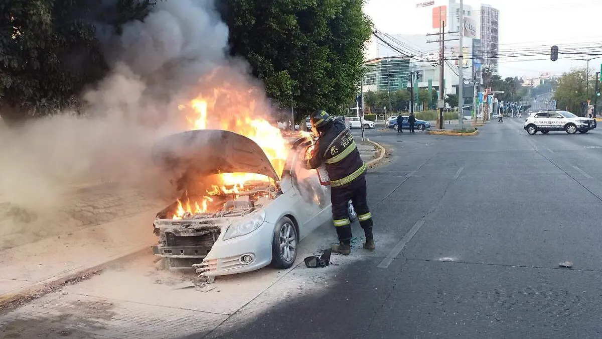 bombero atiende incendio de un automovil