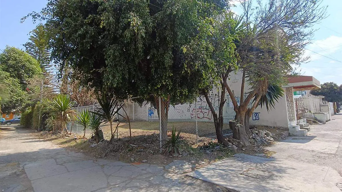 El enrejado fue colocado a un costado de una vivienda y delimitó la pequeña área verde