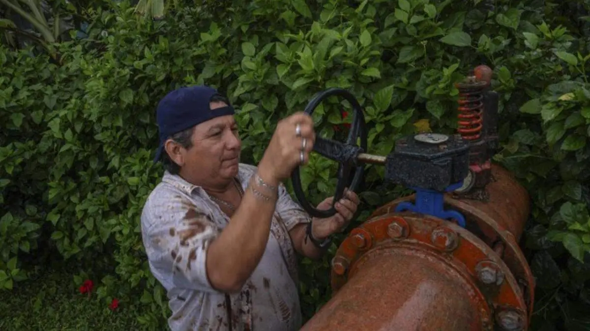 productor en un pozo de agua