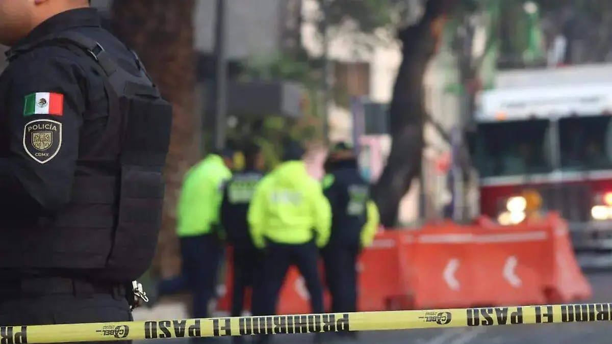 policia junto a cinta amarilla de un caso policiaco