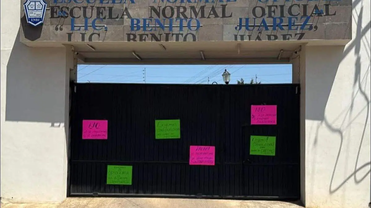 Personal de la Normal de Zacatlán colocó pancartas para exigir que los nombramientos se realicen mediante un proceso abierto