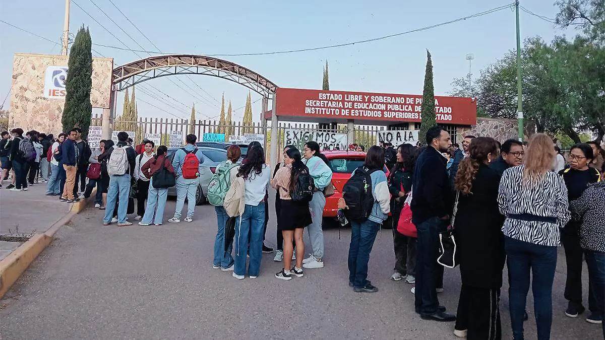 Los estudiantes suspendieron sus actividades para expresar su inconformidad ante el posible nombramiento de un nuevo director