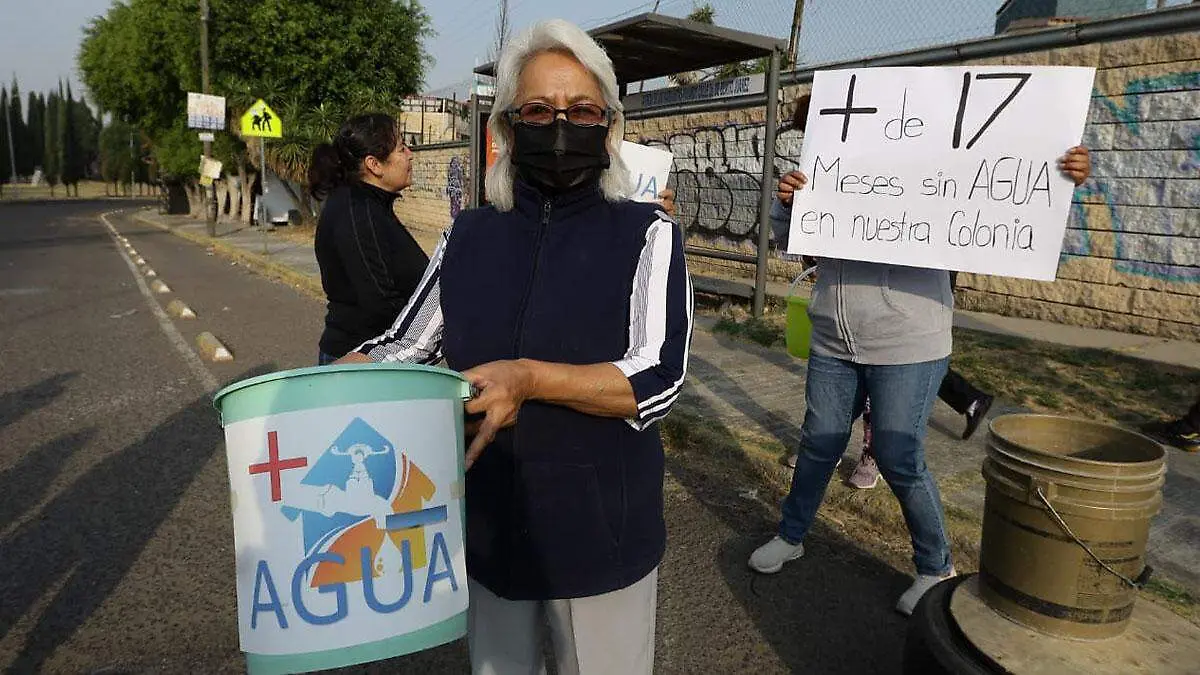 Colonos de Vicente Ferrer en puebla capital cierran avenida margaritas 