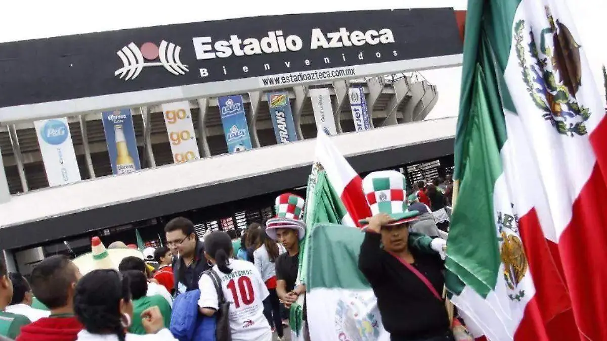aficionados de la seleccion mexicana a las afueras del Estadio Axteca