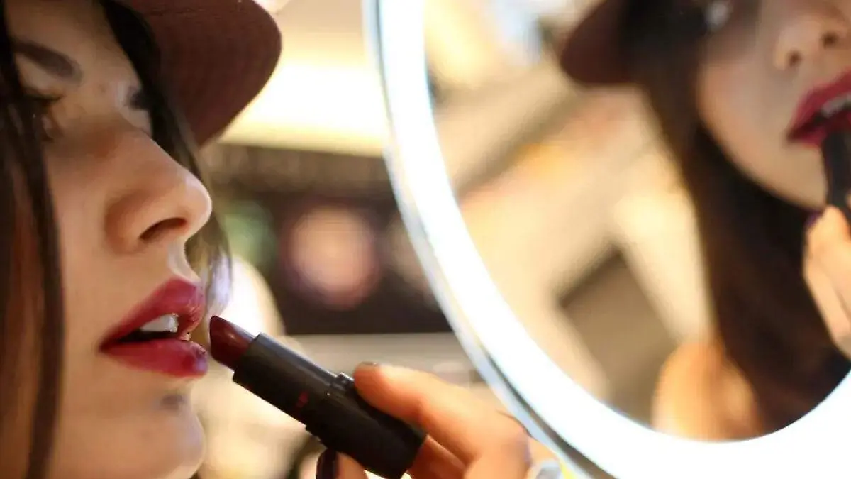 persona maquillandose