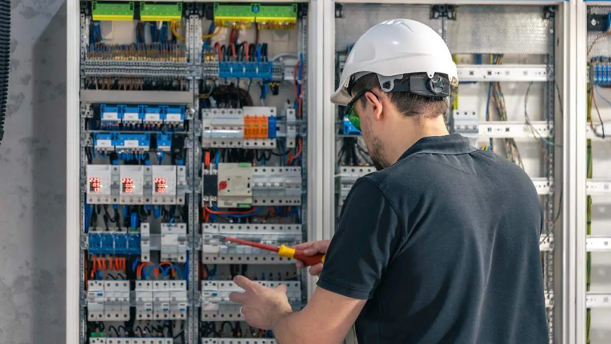 electricista, persona trabajando en un sistema electrico
