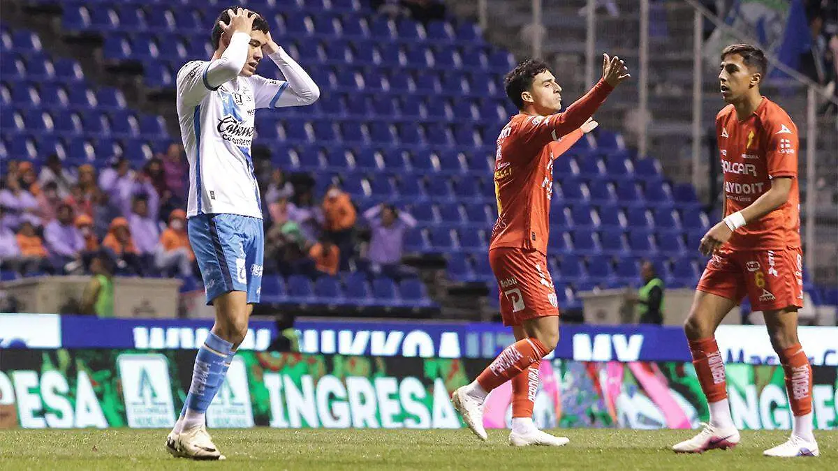 El blanquiazul no aprende la lección si juegas con uno más, el rival se encierra y achica los espacios