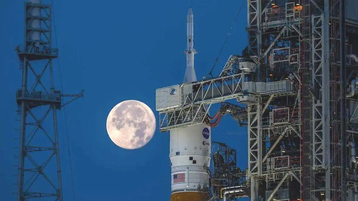 NASA nave espacial con la Luna de fondo