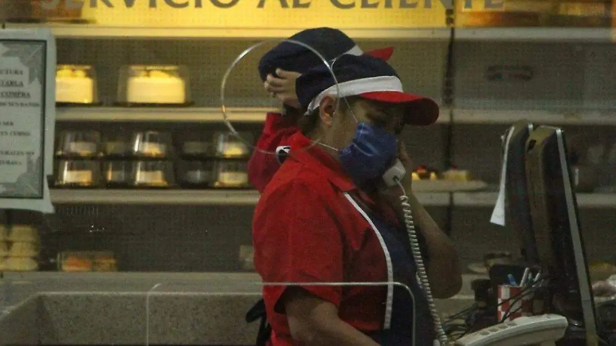 persona labora en panaderia