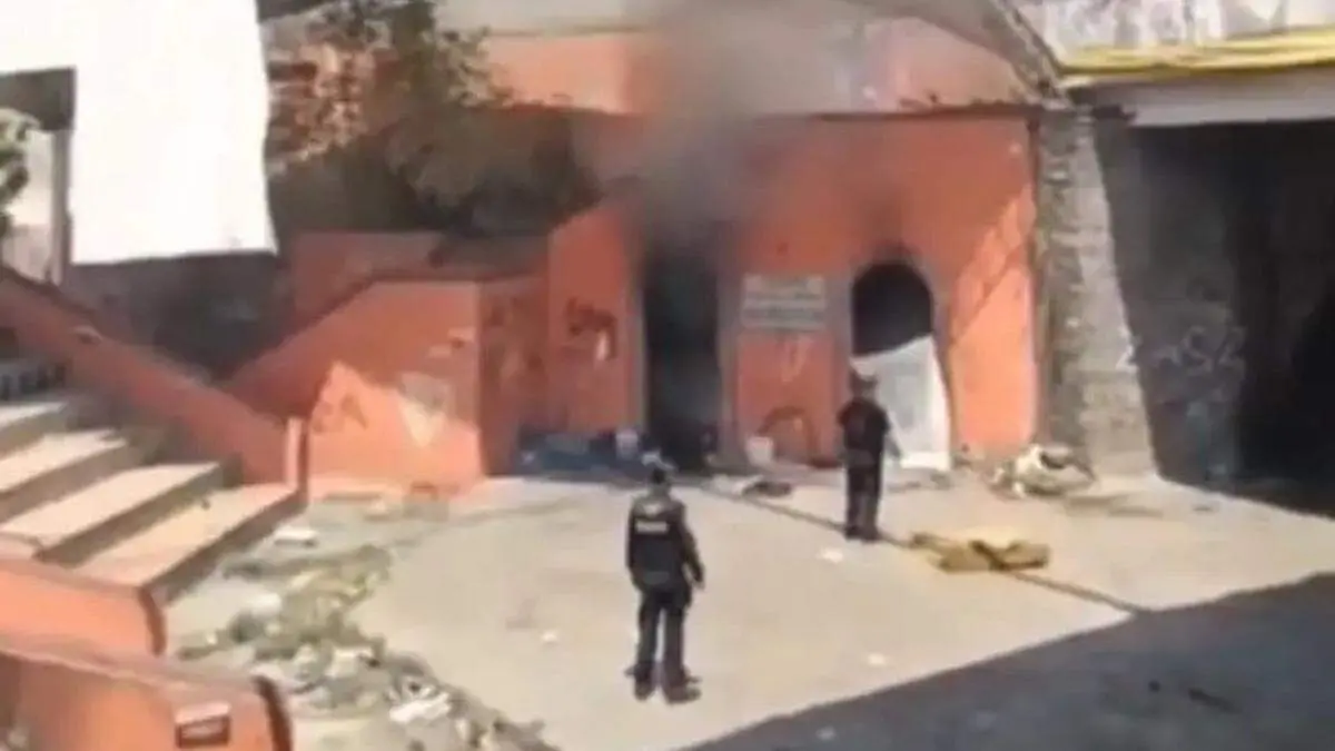 El incendio se originó en un pequeño espacio de aproximadamente seis por cuatro metros al interior del teatro