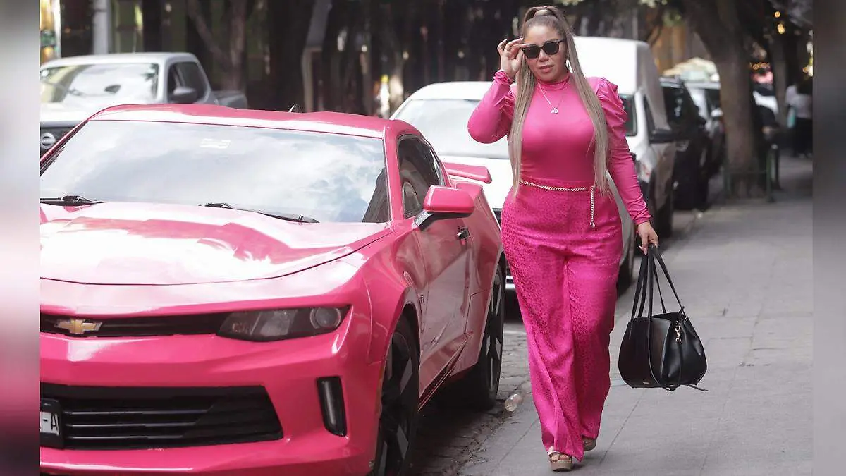 Viaja en su coche rosa estilo barbie en puebla 