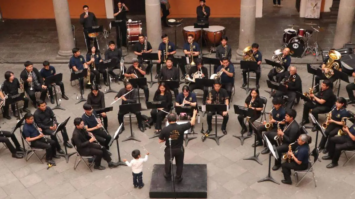 niño acompaña a orquesta sinfonica